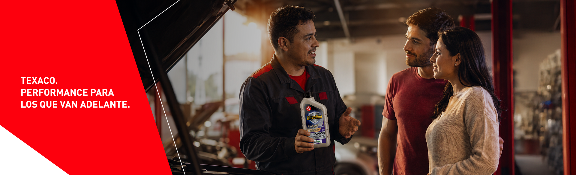 Pessoas conversando sobre a alta performance dos produtos Texaco